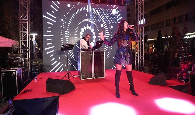 Konak Belediyesi’nin Sevgililer Günü’ne özel düzenlediği LoveFest, sevenleri Alsancak’ta bir