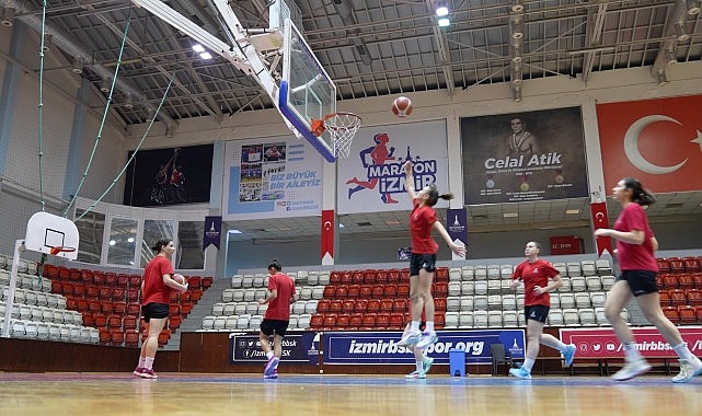 İzmir'de sporun kalbi Kültürpark Celal Atik Spor Salonu'nda atıyor.