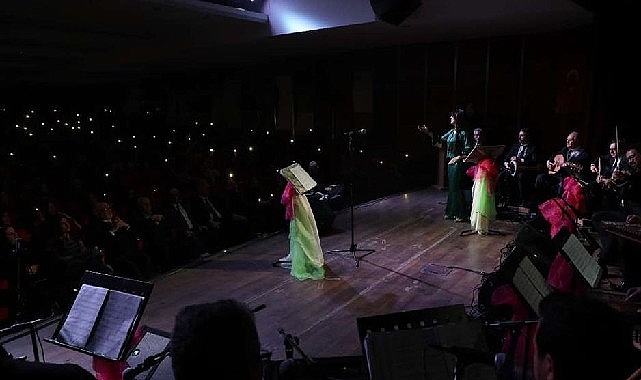 İnegöl Belediyesi Türk Sanat Müziği Korosu, düzenlenen konserde koro ve