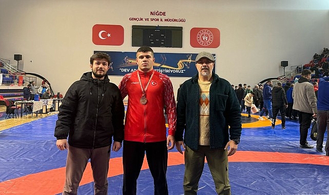 Kahramankazan Belediyespor Kulübü Güreş Takımı sporculardan Halil Hazar, Niğde’de düzenlenen