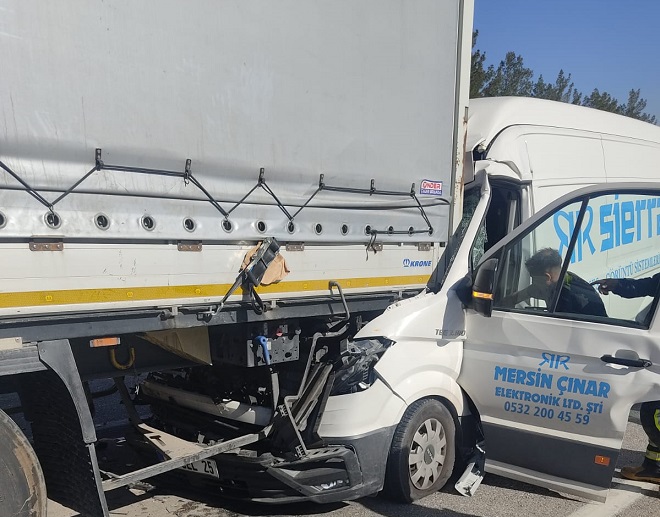 Mersin’in Mut ilçesinde meydana gelen kazada, tıra arkadan çarpan ticari