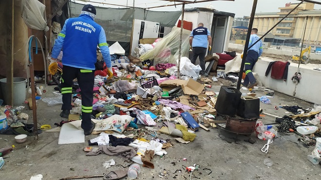 Mersin-Akdeniz Belediyesi Zabıta Müdürlüğüne Çilek Mahallesi’nde bir evin  adeta çöplüğe