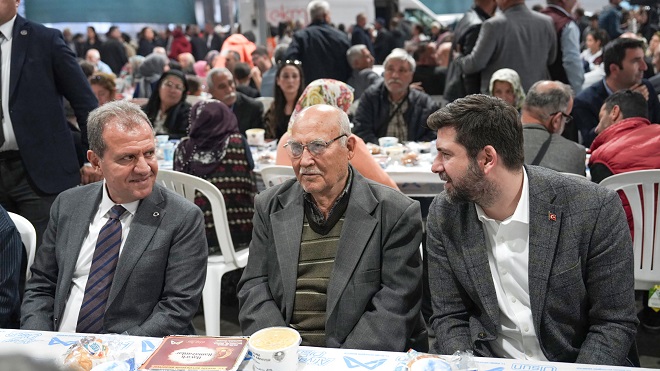 Mersin Büyükşehir Belediyesi’nin ev sahipliğinde Yeni Mahalle Pazaryeri’nde düzenlenen iftar