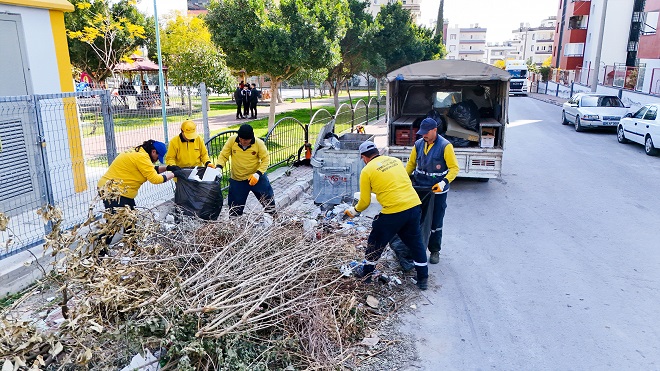 Tarsus Belediyesi, kentin dört bir yanında kapsamlı bir bahar temizliği
