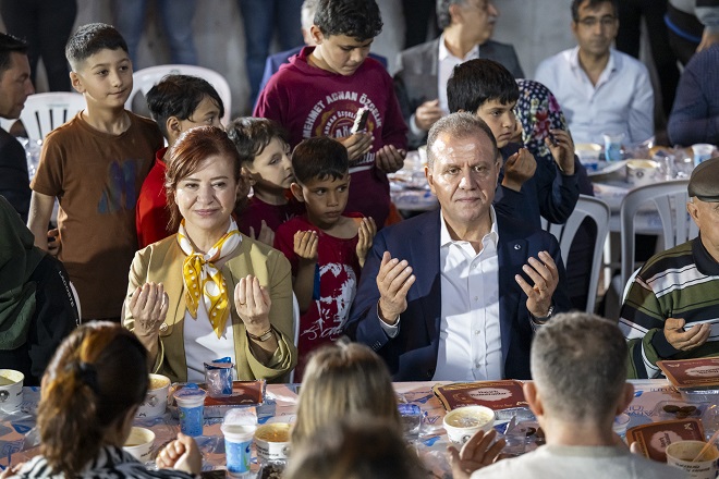 Mersin Büyükşehir Belediye Başkanı Vahap Seçer ve Meral Seçer, Ramazan