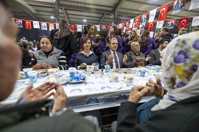 Mersin Büyükşehir Belediyesi’nin Ramazan ayı kapsamında düzenlediği iftar programında sofralar