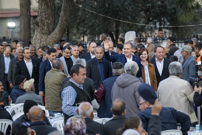 Mersin Büyükşehir Belediye Başkanı Vahap Seçer, Meral Seçer ile birlikte