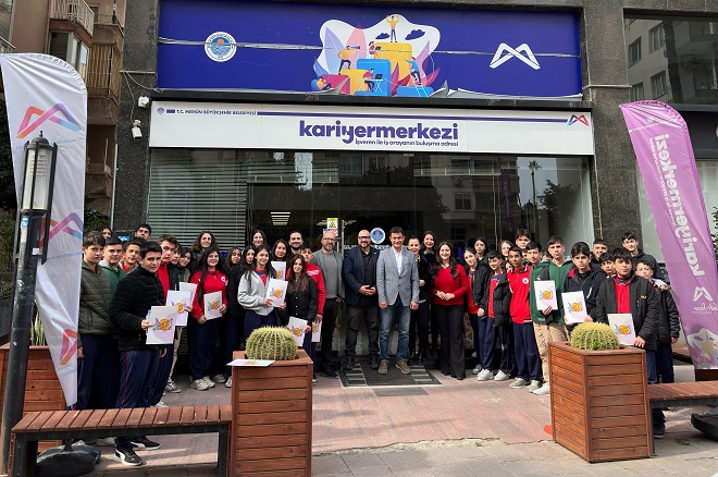 Mersin Büyükşehir Belediyesi Kariyer Merkezi, eğitim-öğretim hayatının her aşamasında gençlerin
