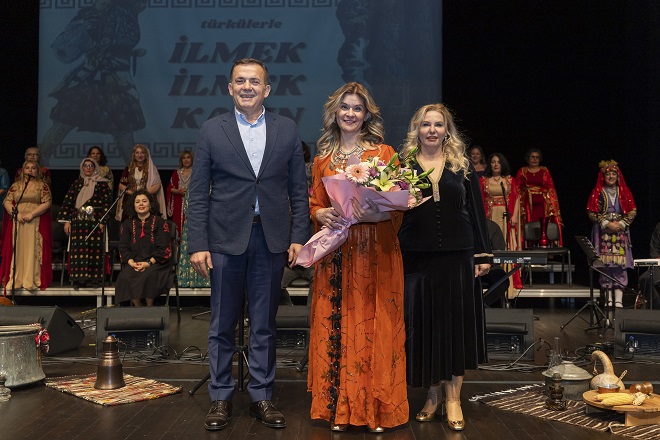 Sevda, ayrılık acısı, hasret dolu seslenişlerin yanı sıra, daha çocuk denilecek yaşta evlendirilen,