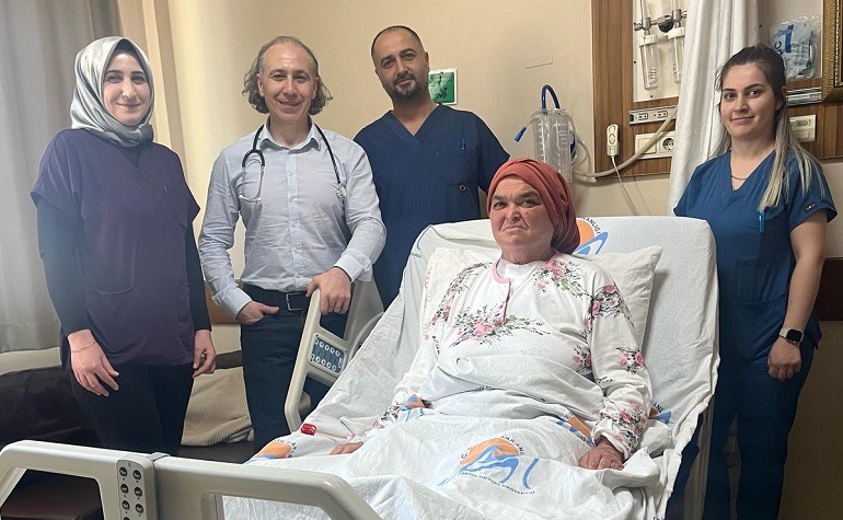 Toros Devlet Hastanesi’nde yapılan başarılı ameliyatla, 52 yaşındaki Feriha Uygun’un
