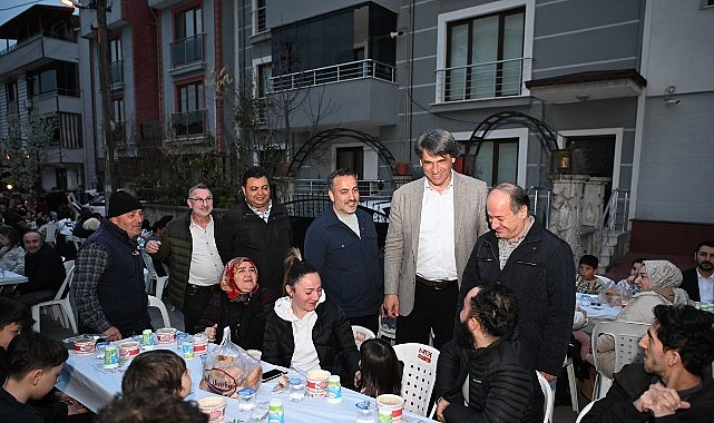 Başkan Kocaman, İftar Sofralarında     Kartepe Belediye Başkanı