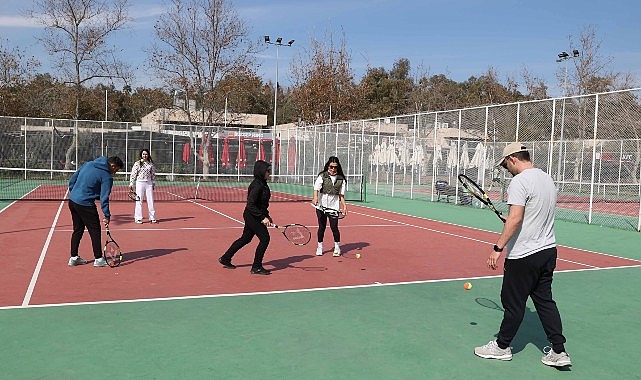 Büyükşehir Belediyesi’nden ücretsiz tenis eğitimi      