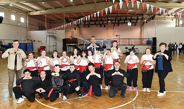 Çiğli Belediyesi, Atatürk Spor Salonu’nda düzenlediği etkinlikle kadınlara unutulmaz bir