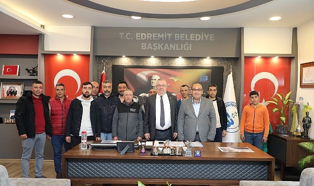 Edremit Belediyesi'nde Bayram Coşkusu  Başkan Ertaş, Vatandaşlarla Kucaklaştı 