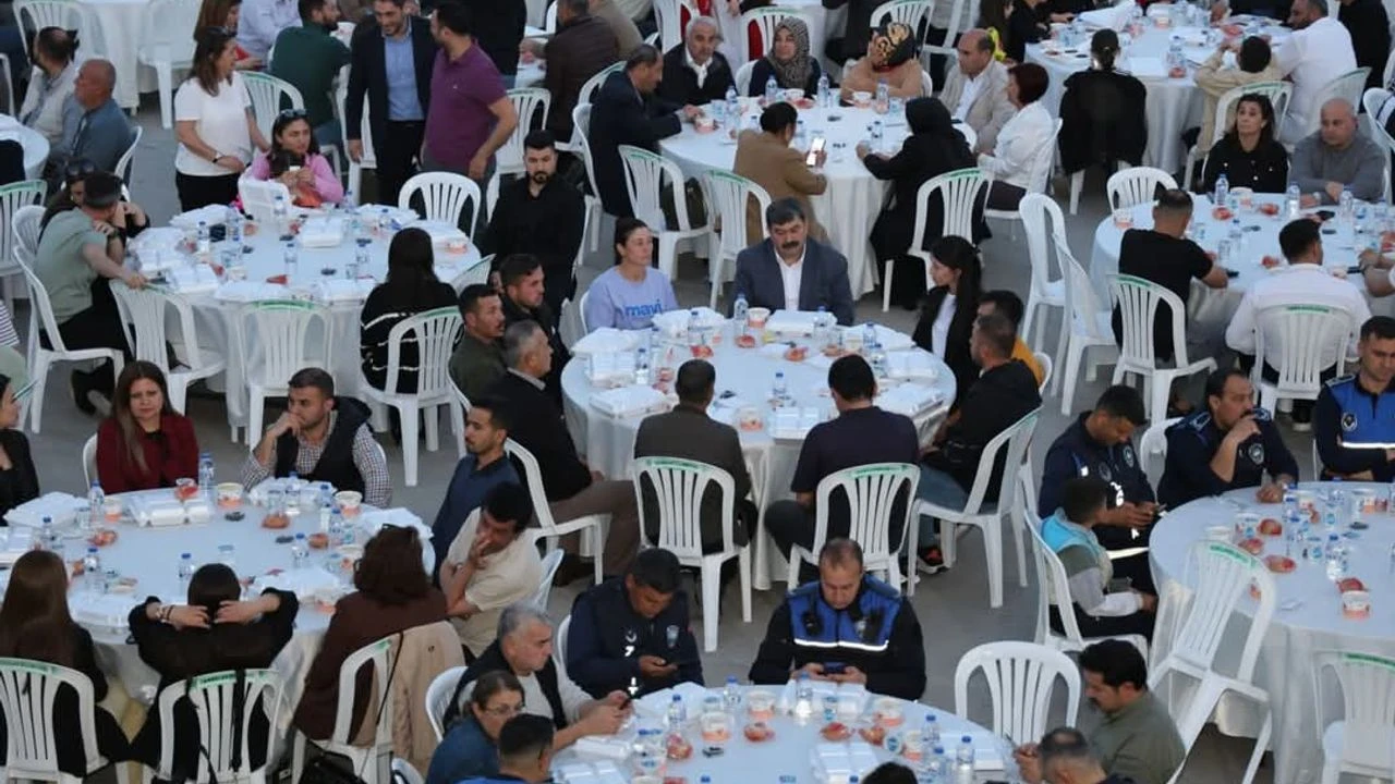 Yunus Emre bahçesinde düzenlenen iftar sofrasına CHP Toroslar İlçe Başkanı
