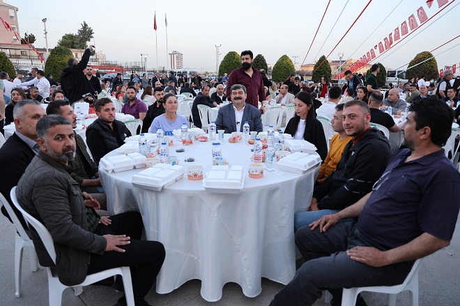 Belediye çalışanlarıyla iftarda bir araya gelen Toroslar Belediye Başkanı Abdurrahman