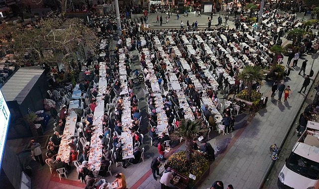 Kadir Gecesi İftarında Burhaniyeliler Cumhuriyet Meydanı'nda Buluştu   