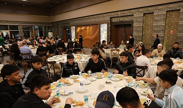 Kocaeli Valiliği, Büyükşehir Belediyesi ve Roman derneklerinin işbirliğiyle düzenlenen iftar