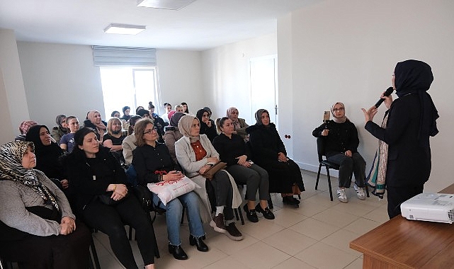 Büyükşehir’in düzenlediği söyleşide, anne ve babaların çocuklarıyla iletişimde farkındalık kazanmasının