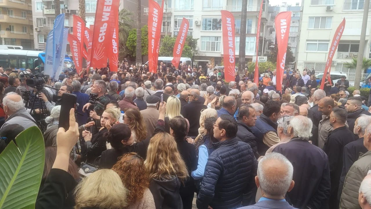 CHP Mersin İl Örgütü önünde toplanan kalabalık, İstanbul Büyükşehir Belediye
