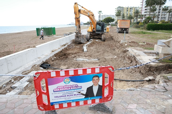 Mezitli Belediyesi, saha mesaisine ara vermeden devam ediyor. Yol bakım