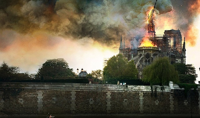 2 Bölümlük Seri     ‘Notre Dame: Küllerinden Doğan