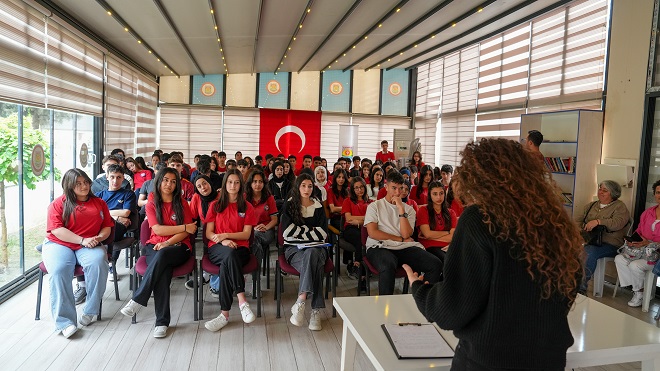 Tarsus Belediyesi, gençlere yönelik farkındalık çalışmalarını sürdürüyor. Bu kapsamda, gençlerin