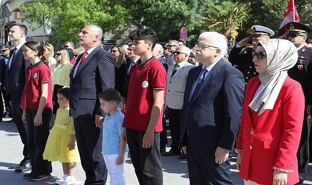 Kutlama etkinlikleri çelenk töreni ile başladı töreni; bir dakikalık saygı