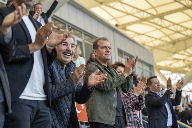 Mersin Büyükşehir Belediye Başkanı Vahap Seçer, Mersin Stadyumu’nda oynanan Yeni