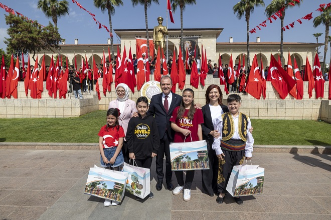 Mersin Büyükşehir Belediye Başkanı Vahap Seçer ve Meral Seçer, ‘23 Nisan