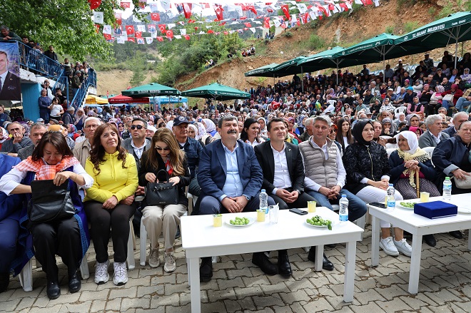 Gülnar ilçesinde düzenlenen 15. Erik ve Kültür Festivali’nde konuşan Toroslar