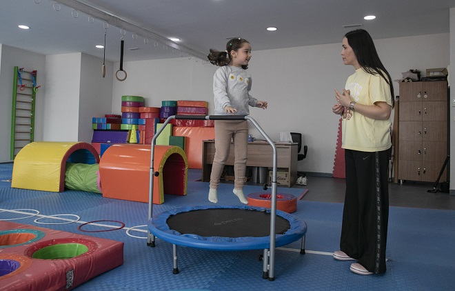 Mersin Büyükşehir Belediyesi, özel gereksinimli bireyler için sunduğu hizmetlerle, engelleri