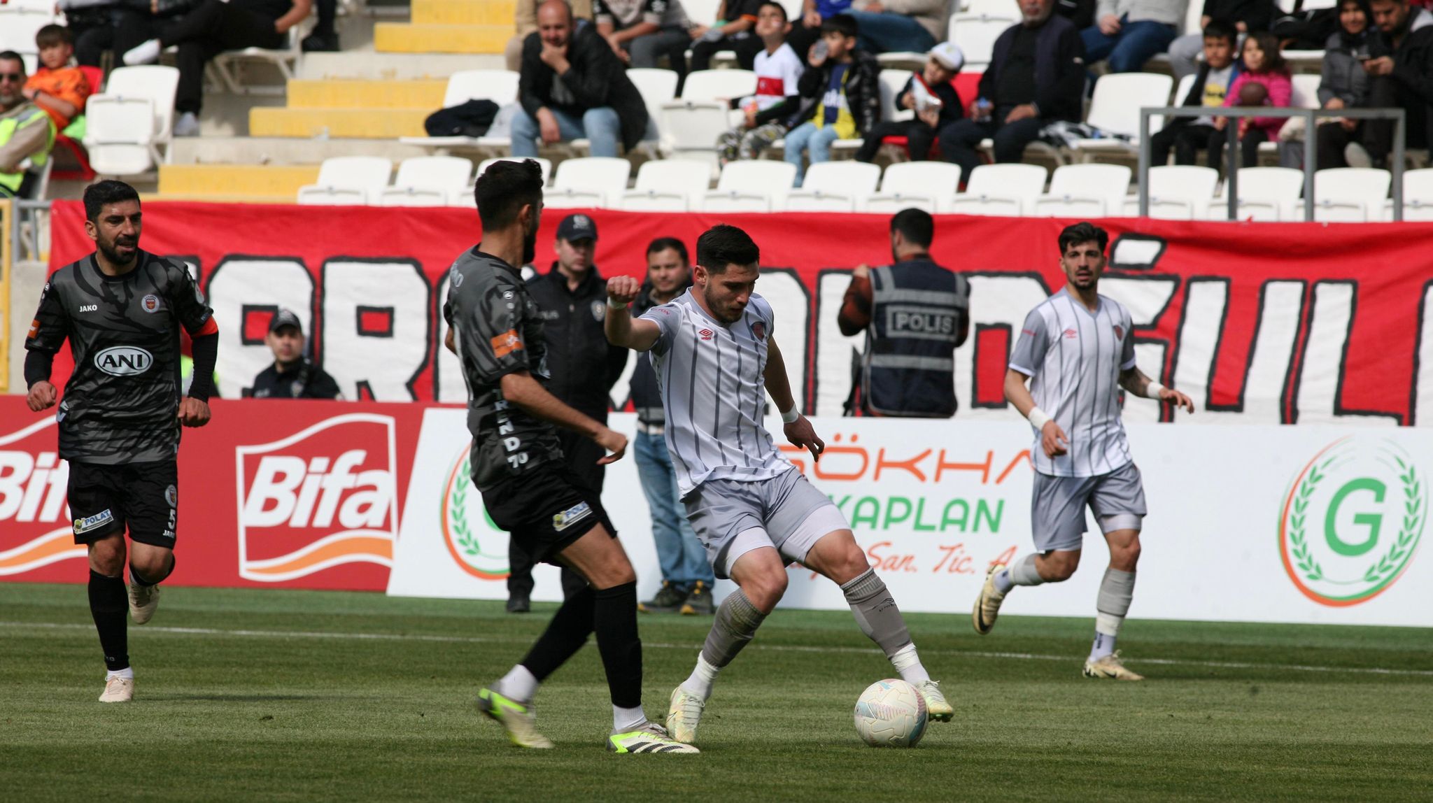 Uğur ÖZGÜR- Belediye Derincespor ve Diyarbekirspor’un puansız geçtiği haftada Karamanspor