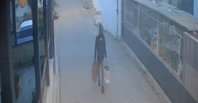 12 Eve Girdiler, Ev Eşyalarını Sattılar!