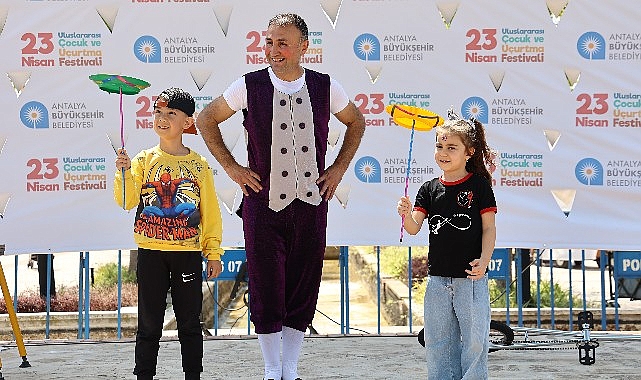 Antalyalı çocuklar, Büyükşehir Belediyesi tarafından düzenlenen 23 Nisan  Uluslararası Çocuk