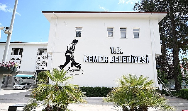 Kemer Belediye binasının iç ve dış cephesinde tamamlanan tadilat çalışmalarının