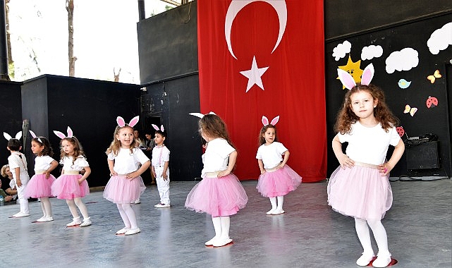 Bornova Belediyesi’nin düzenlediği 23 Nisan etkinliğinde 270 çocuk, danslar ve
