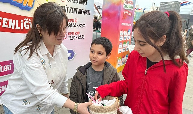 Büyükşehir’in “Çık Dışarıya Oynayalım” Ramazan şenlikleri kapsamında düzenlediği etkinlikte çocuklara