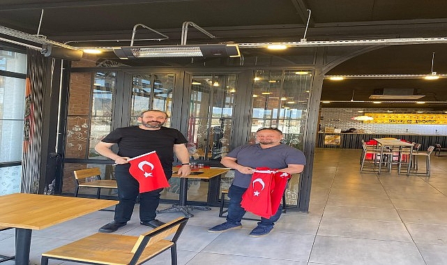 Büyükşehir Belediyesi, şehrin dört bir yanında esnafa Türk Bayrağı dağıtarak