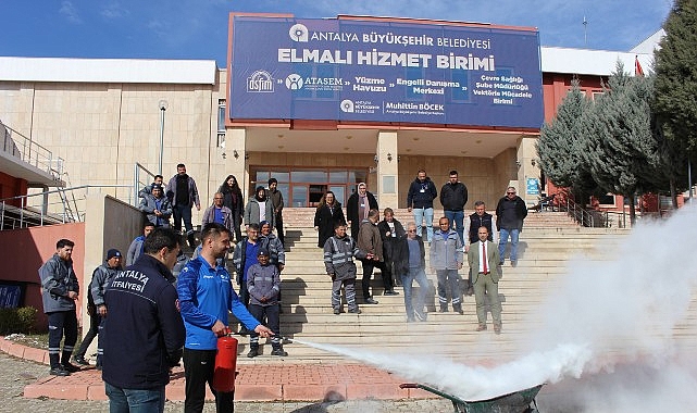 Antalya Büyükşehir Belediyesi itfaiye ekipleri, ilçe hizmet birimlerinde görevli çalışanlara