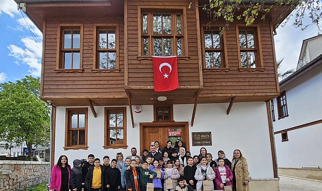 Gölcük Belediyesi; ilçede en fazla kitap okuyan öğrencileri ödüllendirdi.