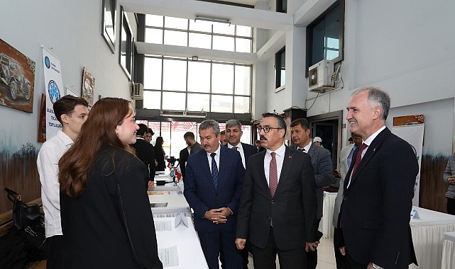İnegöl Belediyesi organizasyonuyla lise ve üniversite öğrencilerine yönelik gerçekleştirilen “Bir