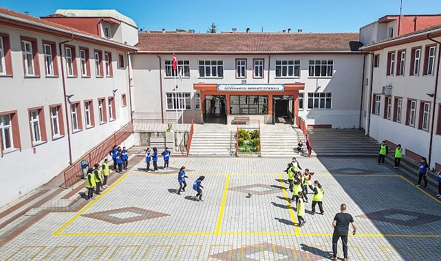 İnegöl Belediyesi HOBA Projesi kapsamında 22 okulun bahçesinde geleneksel çocuk