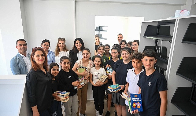 İzmir Özel Türk Koleji öğrencileri ve öğretmenleri, topladıkları kitapları Bornova