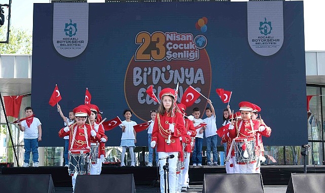 Büyükşehir tarafından düzenlenen “Bi’ Dünya Eğlence Şenlikleri”, İzmit Milli İrade