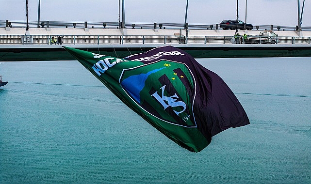 Kocaelispor’un şampiyonluk bayrağı Osmangazi Köprüsü’ne asıldı.