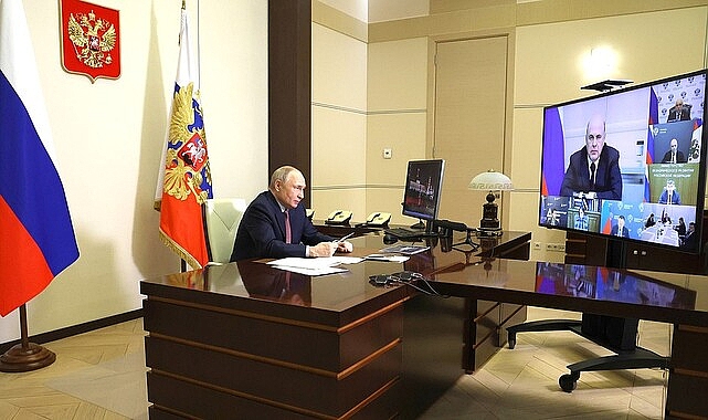 The President held a meeting on economic issues via videoconference.