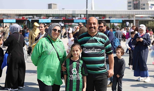 Kocaelililer, Büyükşehir Belediyesi’nin Milli İrade Meydanı’nda düzenlediği 23 Nisan şenliklerine