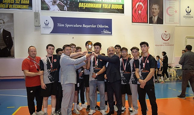 Kahramankazan Belediyesi'nin ev sahipliği yaptığı Okullar Arası Voleybol İlçe Birinciliği