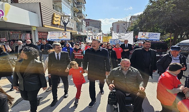 Gölcük’te Otizm Farkındalık Günü kapsamında düzenlenen etkinlikler renkli görüntülere sahne